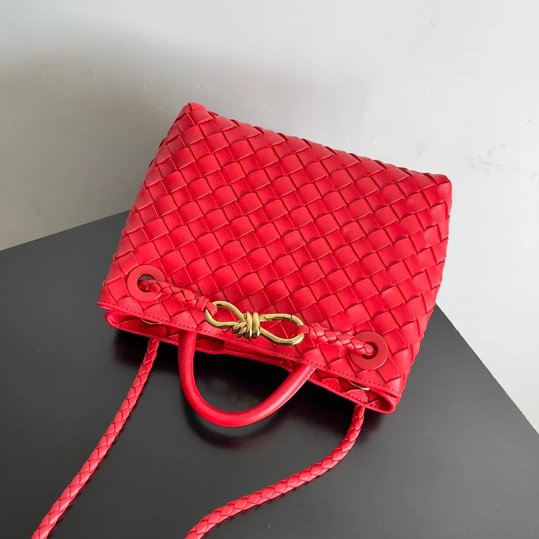 The 2023 new Andiamo batch of 1860 BV has been shipped‼ ️Really popular🔥The new Andiamo woven handbag launched by Bottega Veneta this season is really popular all over the world! ! Celebrities at home and abroad have worn it, and Oscar-winning actress Michelle Yeoh has taken it out on the street. Song Jia, Trai Yara, Yu Feihong, Sanji Ayaka, Rosie Hunting-Whiteley, Yoshioka Riho, etc. have all picked up this bag. It is classic and versatile, showing off its temperament, and the bag capacity is also large, which is very convenient for daily commuting! ! A variety of carrying methods, the shoulder straps can be adjusted by yourself, the original lambskin feels soft and delicate, and the neutral style is made to break gender boundaries and bring a more practical and longer-lasting use experience. Andiamo, which has both elegant and casual styles, perfectly interprets the true appearance of "fashionable old money style". Style number: 743568 Size: 25*22*10.5cm